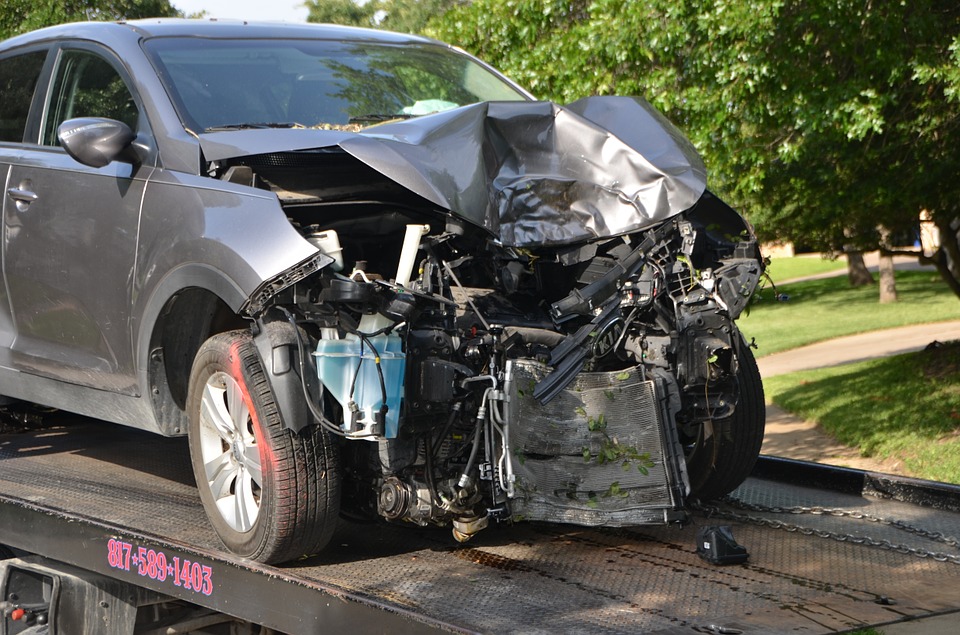 Podemos reducir nuestras posibilidades de estar involucrados en una colisión. Considera estos consejos para ayudarlo a evitar un accidente automovilístico.