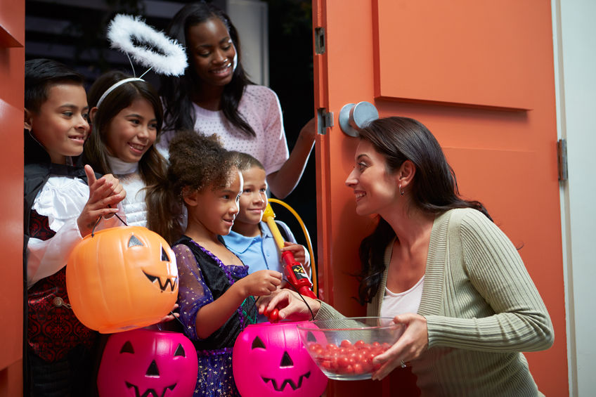 La magia de Halloween es una de las favoritas de la infancia. La seguridad cuando nuestros hijos estan "trick-or-treating" debe de ser nuestra prioridad.