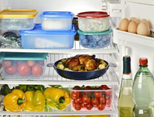 Guardando su comida adecuadamente puede ayudarlo a evitar la intoxicación alimentaria