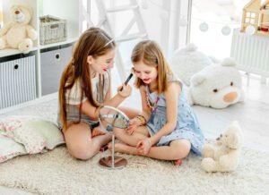 recuerde de revisar la etiqueta en busca de ingredientes no tóxicos en los cosméticos para niños.