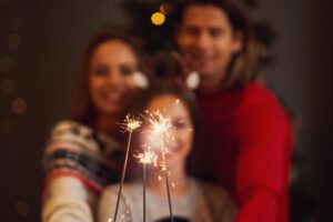 Aquí hay 7 formas para un Año Nuevo divertido y seguro.