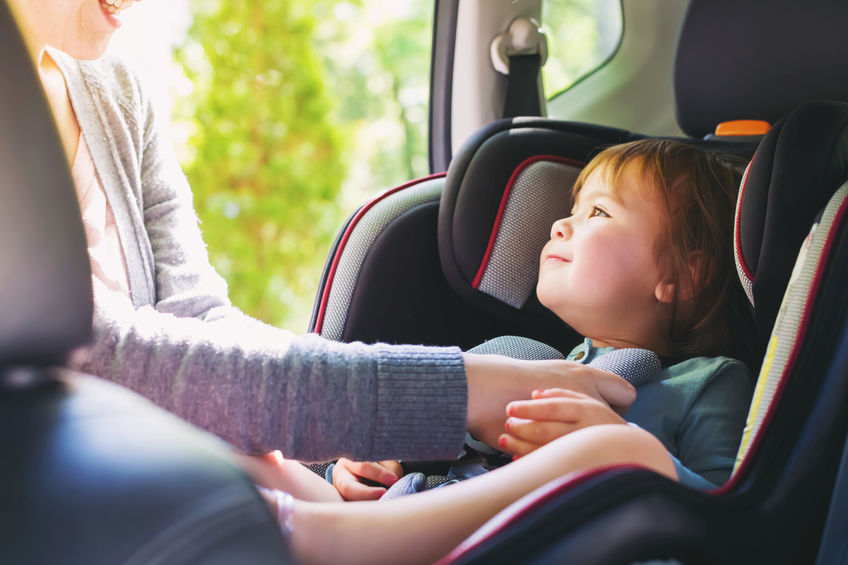 Alertan sobre el uso de un accesorio para la silla del coche no homologado  tras la muerte de una niña de tres años