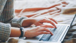 Reporting a misdemeanor charge on a job application may feel like you’re battling an uphill battle when job hunting.