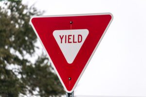 Es importante estar familiarizado con cuándo es importante ceder el paso, ya que no hacerlo puede provocar un accidente automovilístico.