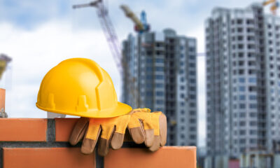 Aunque Los Trabajadores Hispanos De La Construcción Tienen Una Tasa Más Alta De Lesiones En El Trabajo, Es Menos Probable Que Se Beneficien De OSHA.