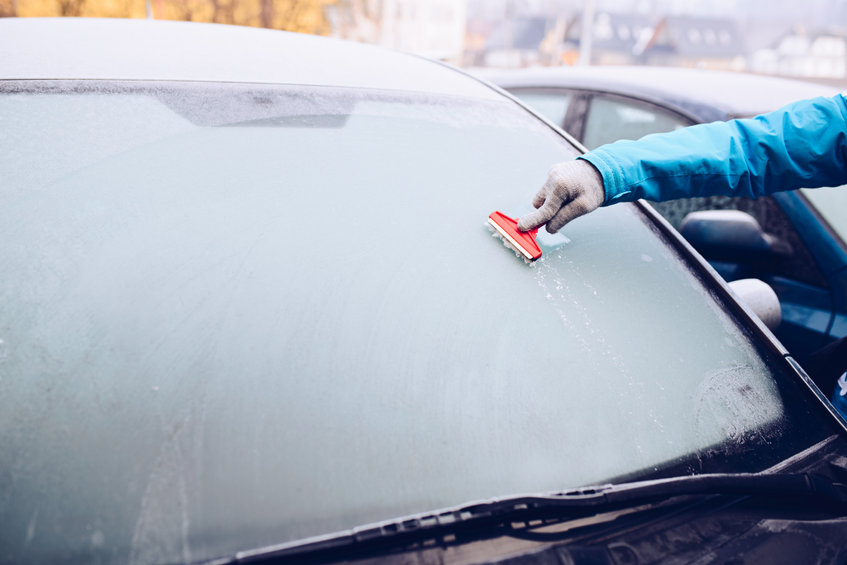 Dejar nieve en un vehículo puede ser peligroso para los demás en la carretera. Vea por qué es importante limpiar la nieve del coche.