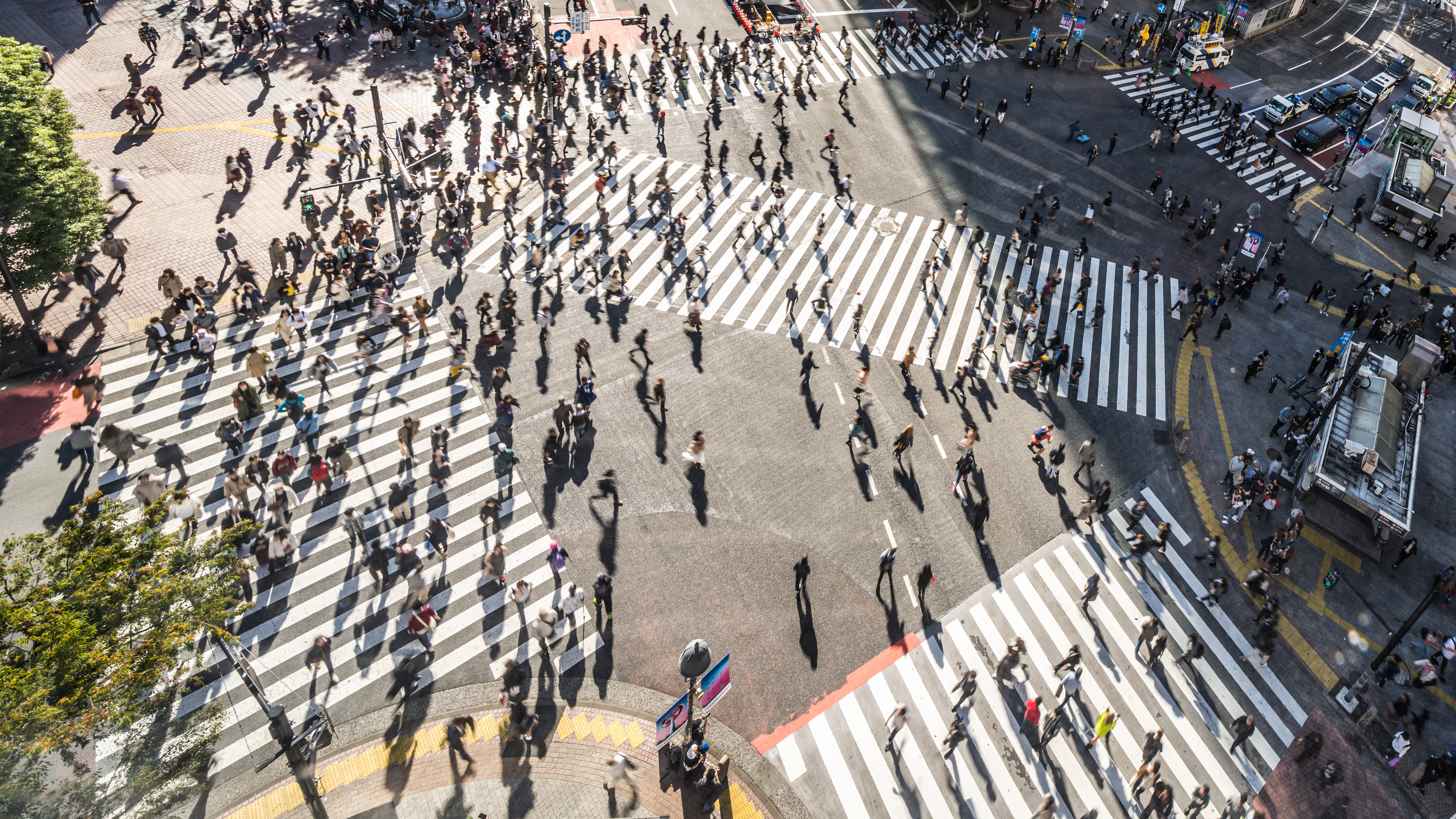 Se han implementado cruces de peatones tipo scramble en varias ciudades grandes de los EE. UU. y en todo el mundo donde hay un gran volumen de peatones.