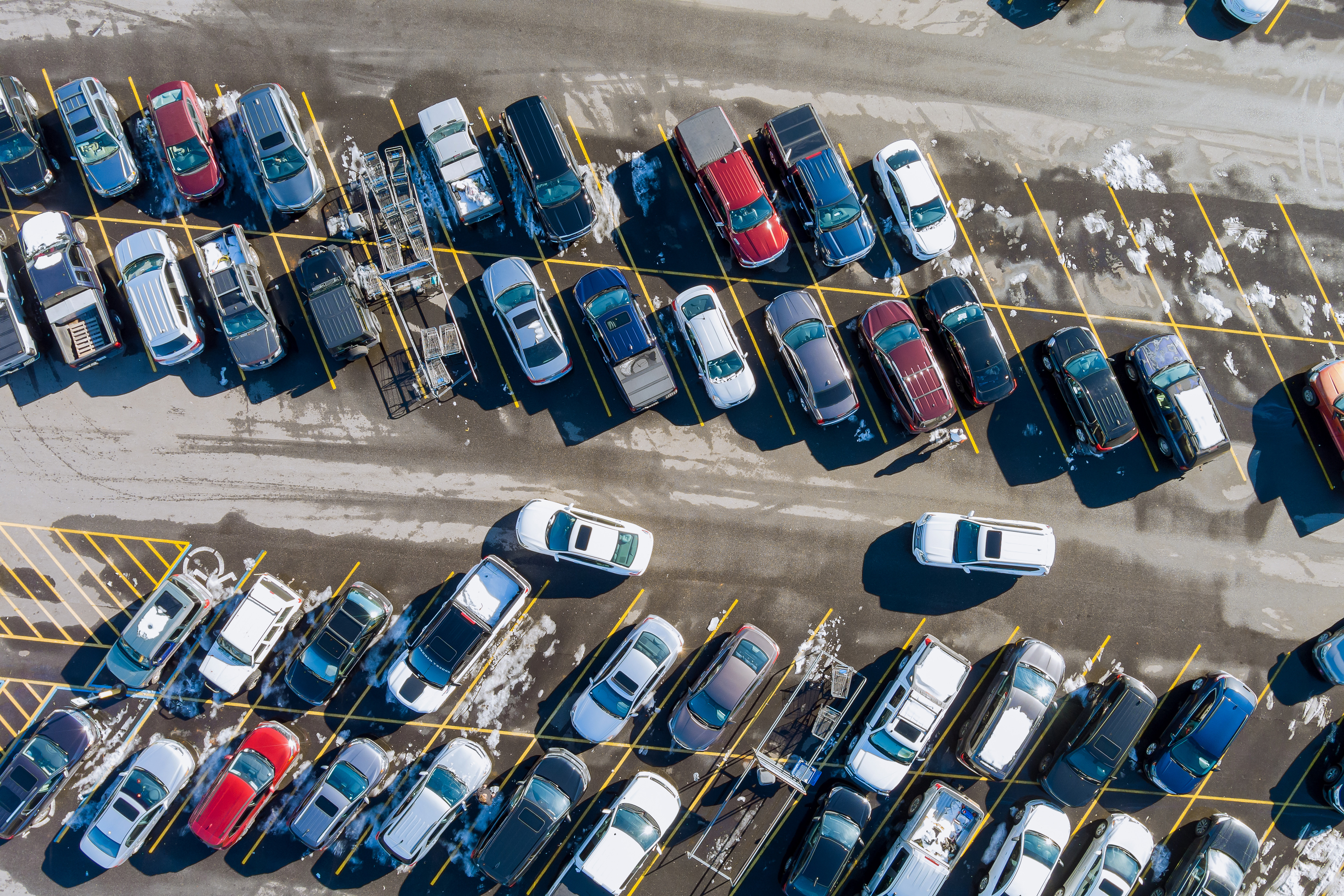 Los patrones de tráfico impredecibles y los conductores preocupados provocan miles de accidentes en los estacionamientos durante las vacaciones cada año.