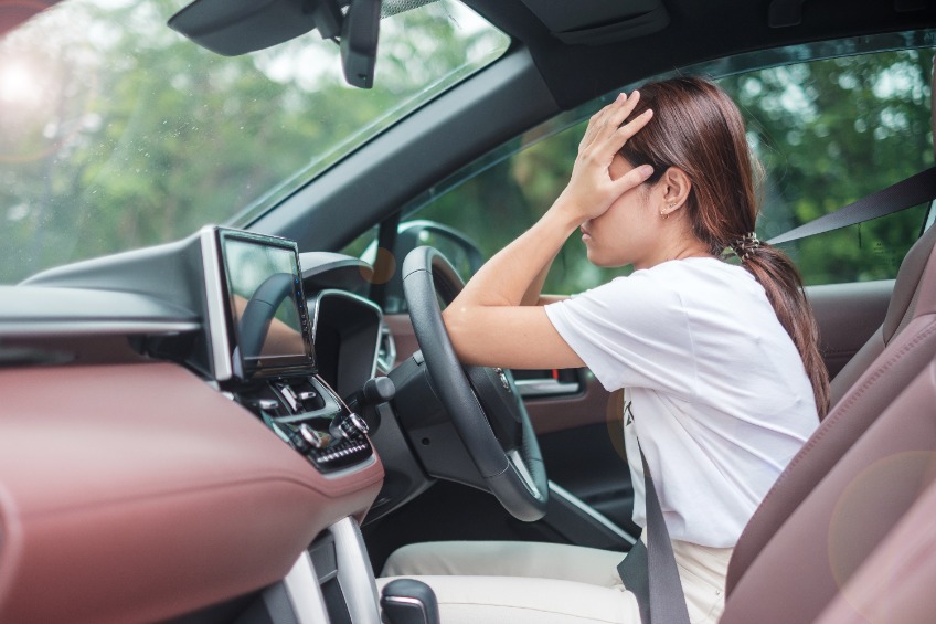 Una licencia suspendida significa que el conductor no puede operar su vehículo motorizado hasta que se restablezca la licencia de conducir.