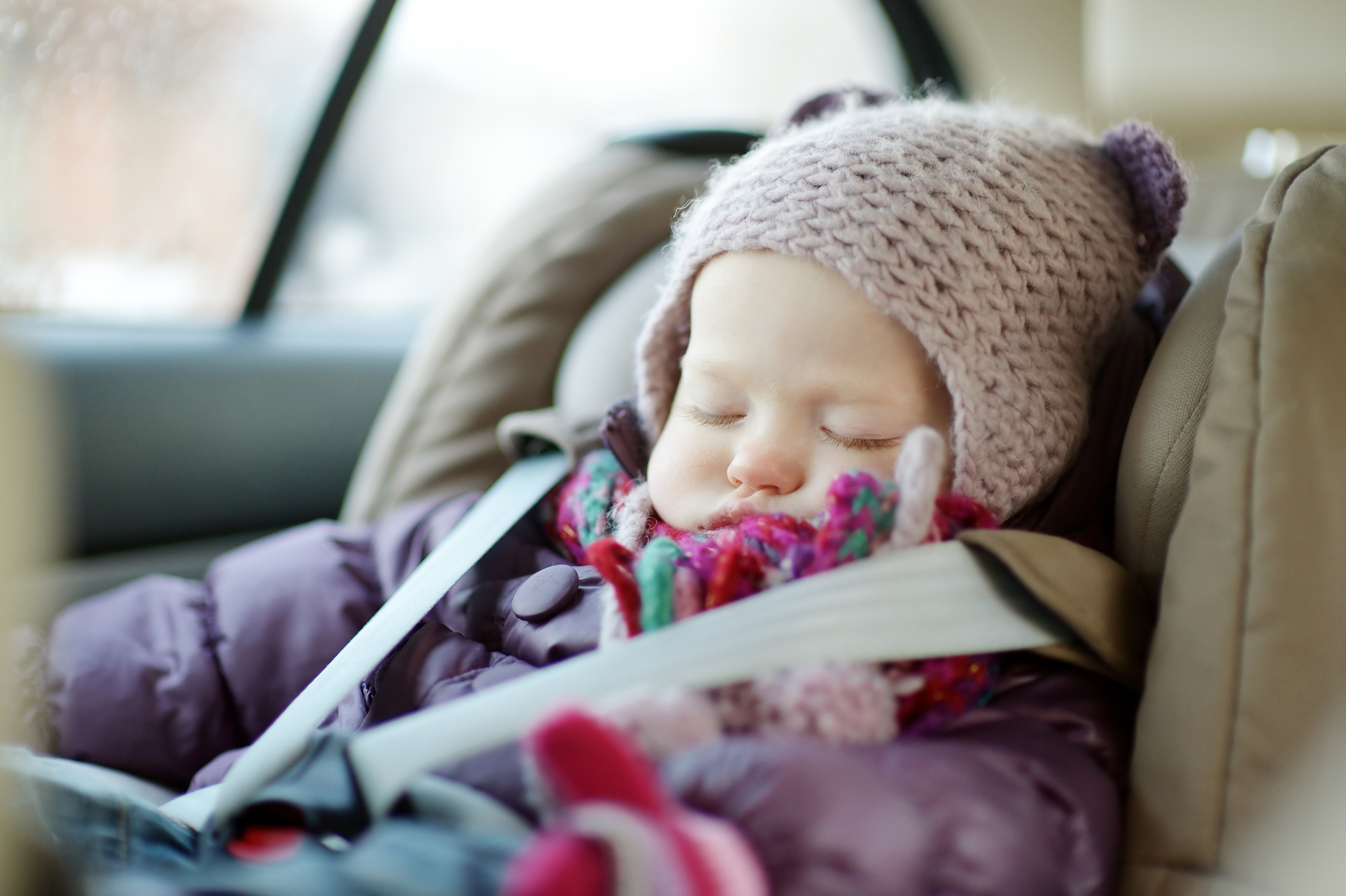 Durante esos días fríos de invierno, los padre se preguntan qué hacer con los abrigos de invierno y las sillas de seguridad de auto para niños pequeños.