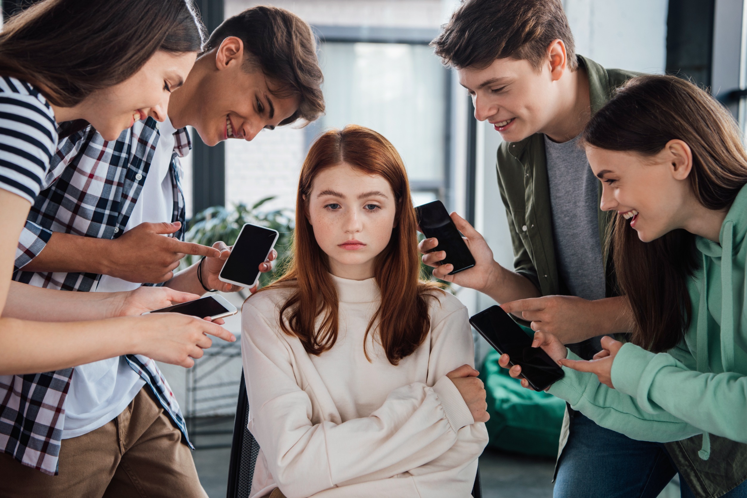 En esta breve guía, analizaremos cuatro formas en las que puede proteger a su adolescente mientras usa las redes sociales.