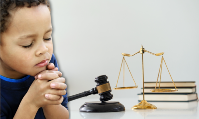 Un Niño En Oración Frente A Un Trasfondo Con Las Escalas De Justicia. Las Víctimas De Abuso Merecen Justicia. La Pregunta Es, Las Instituciones Religiosas, ¿deben Estar Obligadas A Reportar Lo Que Saben?