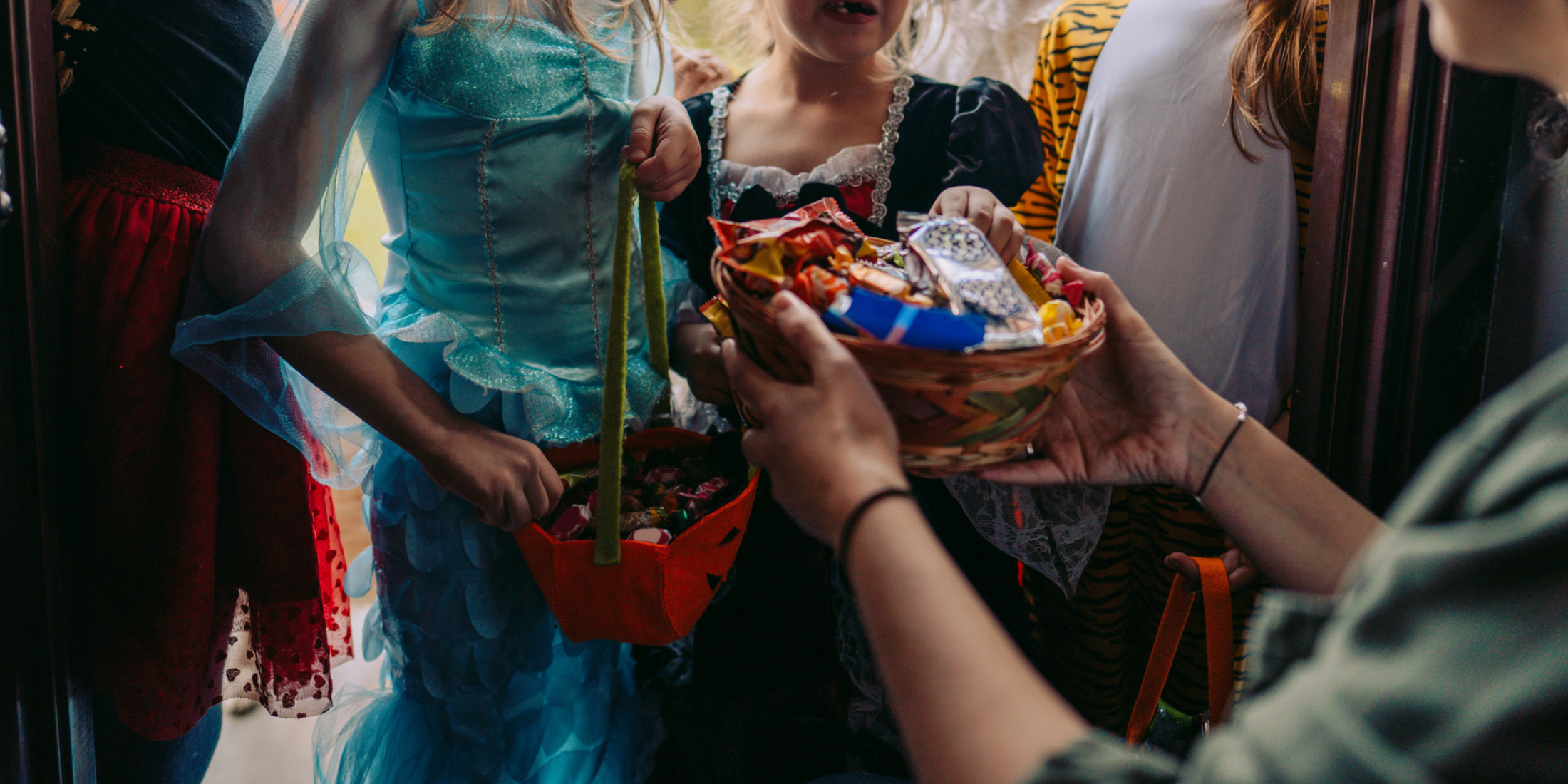 Niños pidiendo dulces en Halloween
