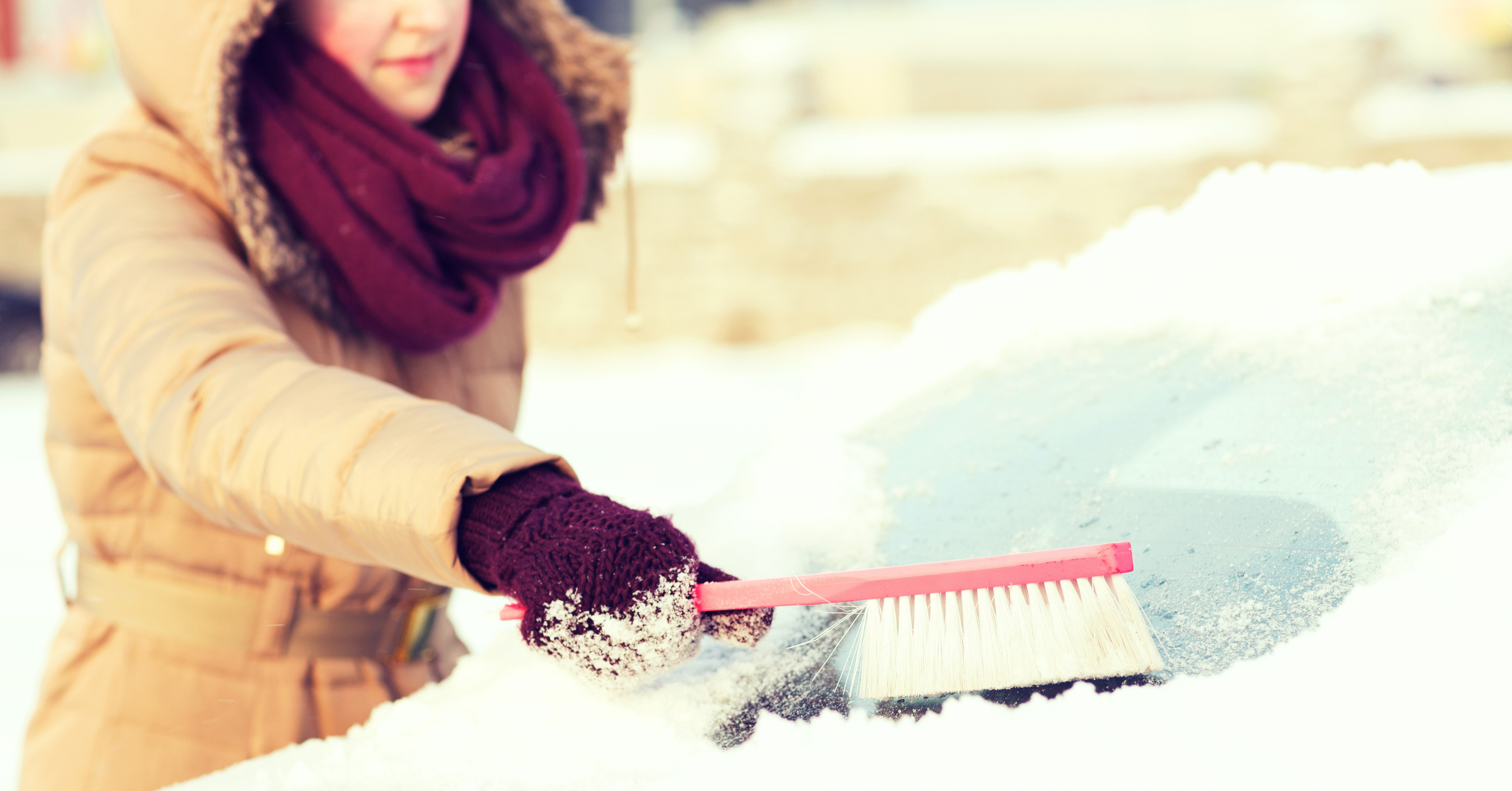 Cómo limpiar el parabrisas en invierno, limpiar nieve de su auto