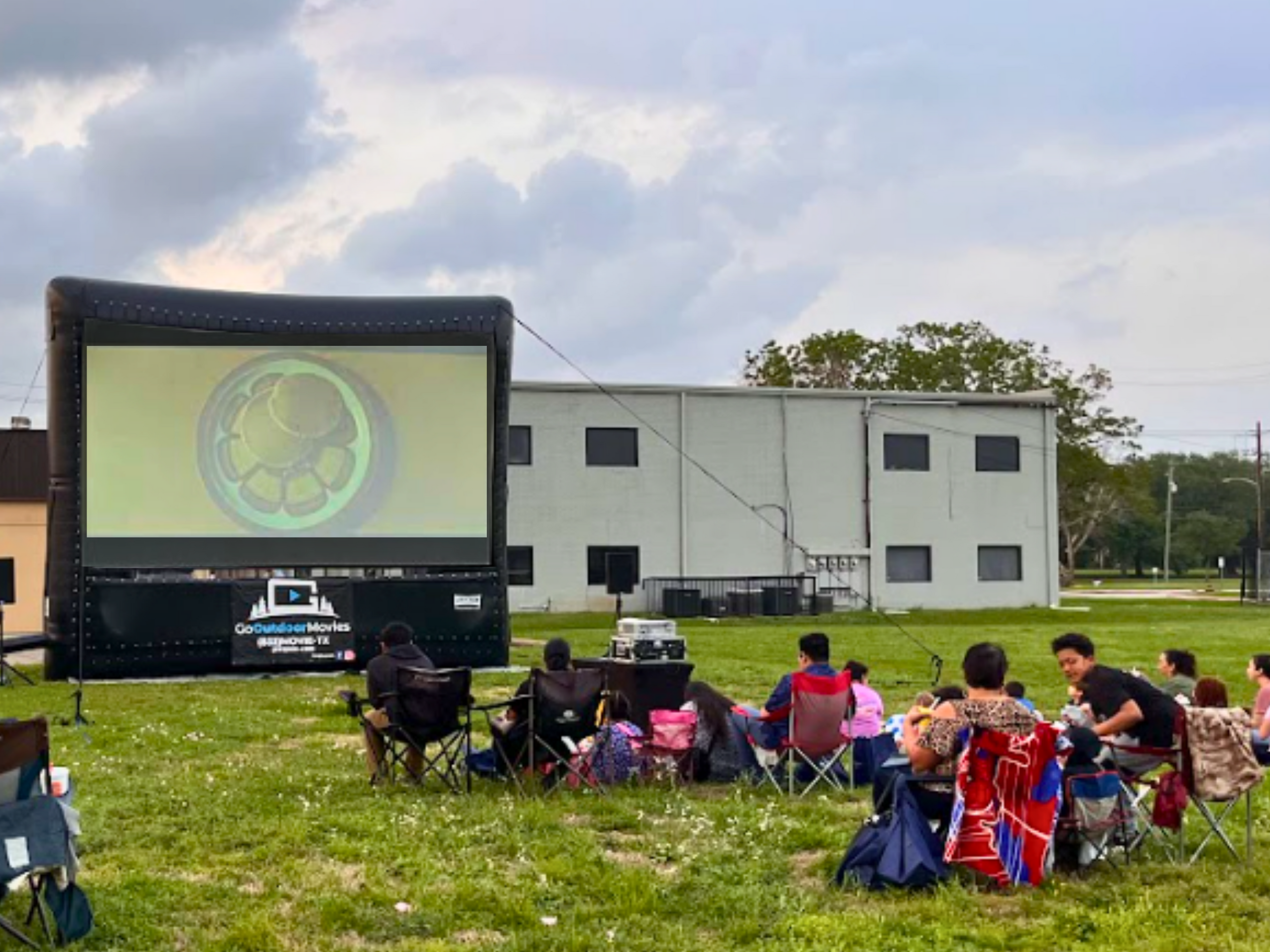 Pantalla grande para noche de cine bajo las estrellas