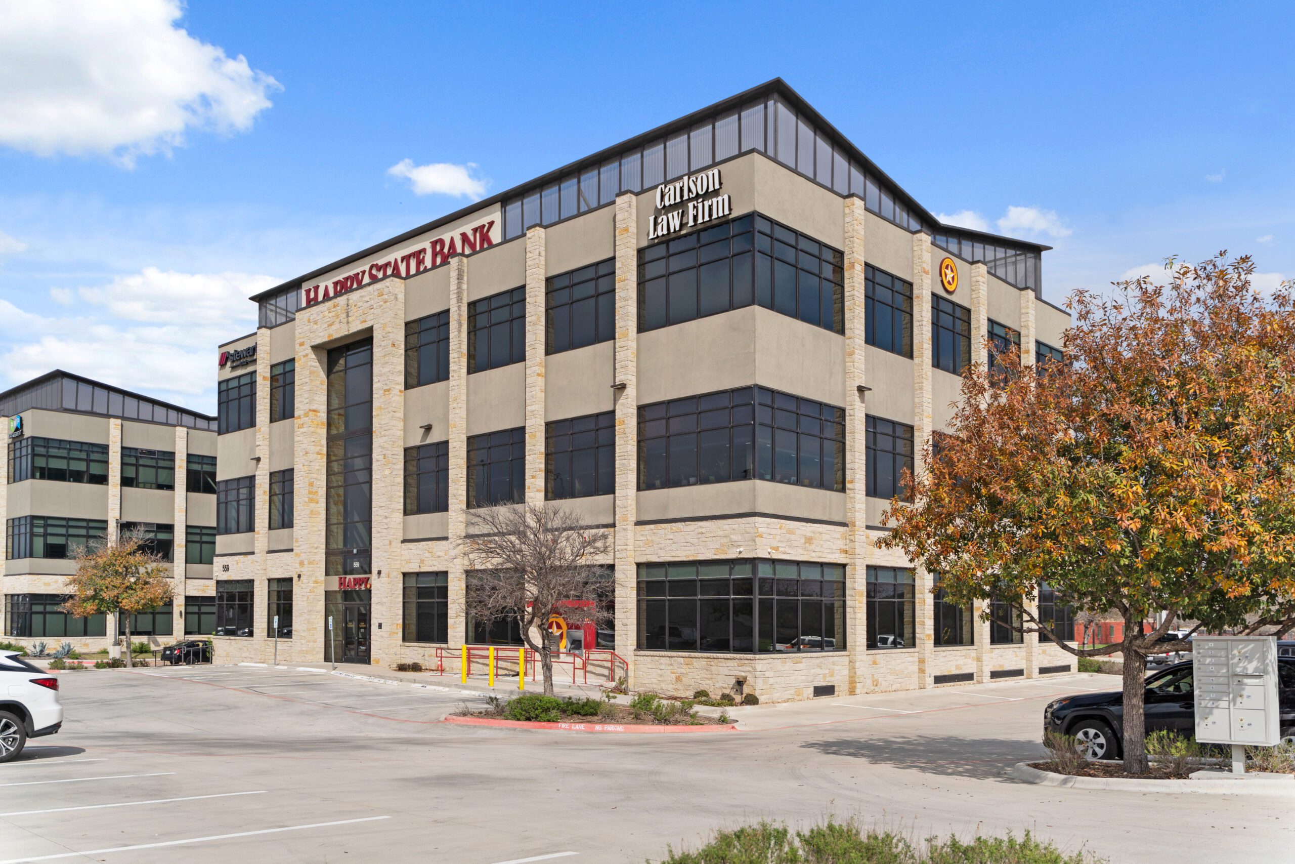 vision angular de edificio de espera de Nueva oficina de The Carlson Law Firm en Round Rock 2025