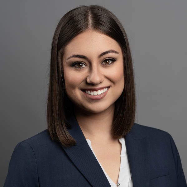 Kayla Alarcón es una abogada de Texas que trabaja buscando justicia por víctimas de accidentes de auto, vehículos comerciales, caídas y más.