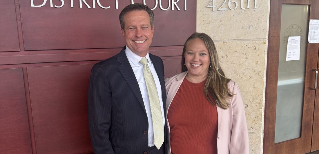 Abogados Kyra Leal y Steve Walden obtienen victoria en defensa de cliente que había sido acusado de agresión sexual, el jurado declaró a Christopher Baker no culpable