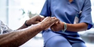 Robo de saario a cuidadores en el campo de salud y enfermeras