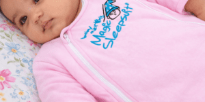 Riesgo de asfixia causa retiro del mercado de sacos de dormir para bebés HALO