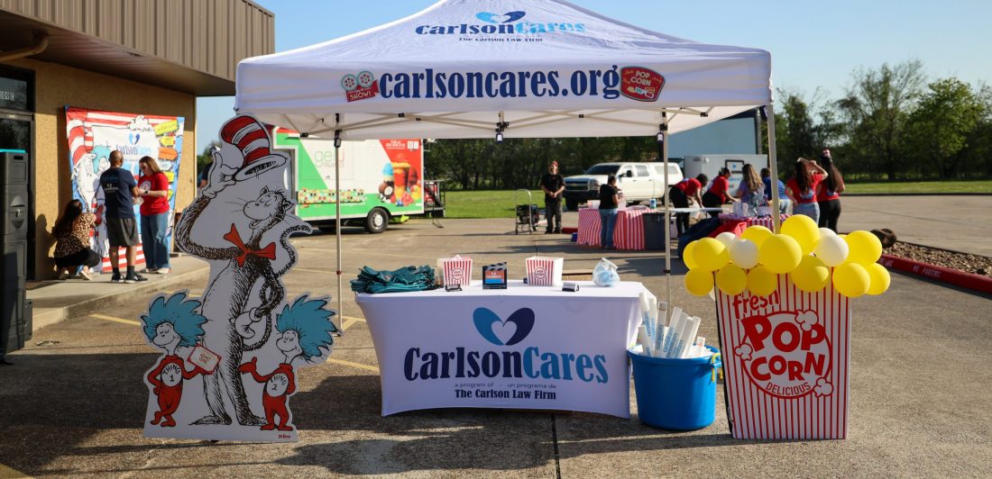 Baytown disfrutó el evento familiar anual Carlson Cares Movie Night el 27 de marzo de 2026 celebrando Read Across America con libros gratuitos. La Noche de Cine, comunidad, libros, alfabetización, Carlson Cares, Cine bajo las estrellas, familias, evento comunitario, entretenimiento, oportunidades de conexión