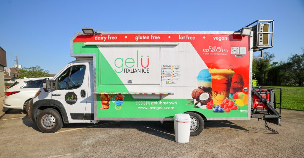 The Carlson Law Firm trajo a Gelu Italian Ice para añadir a la diversión con refrescantes helados.