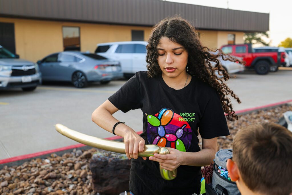 The Carlson Law Firm trajo a Hooky Entertainment para añadir a la diversión con pintura de caritas y figuras de globos.