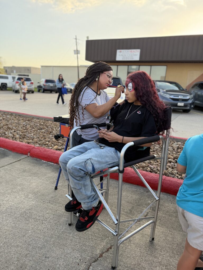 The Carlson Law Firm trajo a Hooky Entertainment para añadir a la diversión con pintura de caritas y figuras de globos.