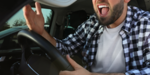 Maneja con calma y evita la ira al volante