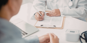 ¿Qué es conducta sexual inapropiada en un exámen médico?