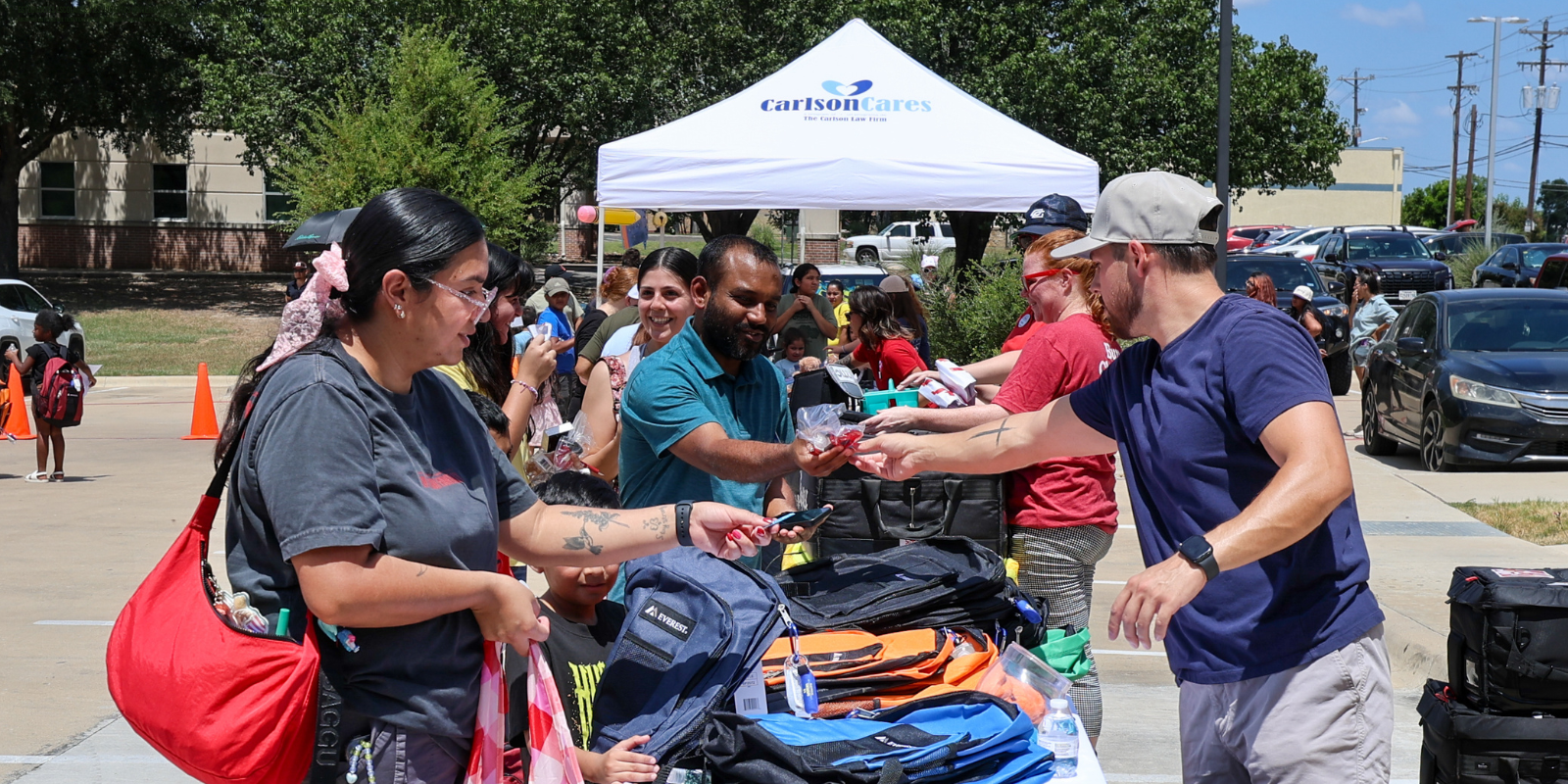 Estudiantes ecolares en San Marcos, estudiantes universitarios en San Marcos, Mochilas Gratis 2026, abogados en la comunidad, Kayla Alarcón, comunidad de San Marcos Texas