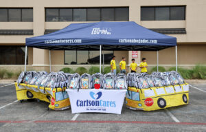Carlson Cares regala 700 mochilas y útiles escolares en Killeen