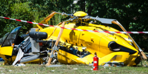 un helicóptero amarillo estrellado sobre un área verde, quién es responsable cuando se estrella un helicóptero