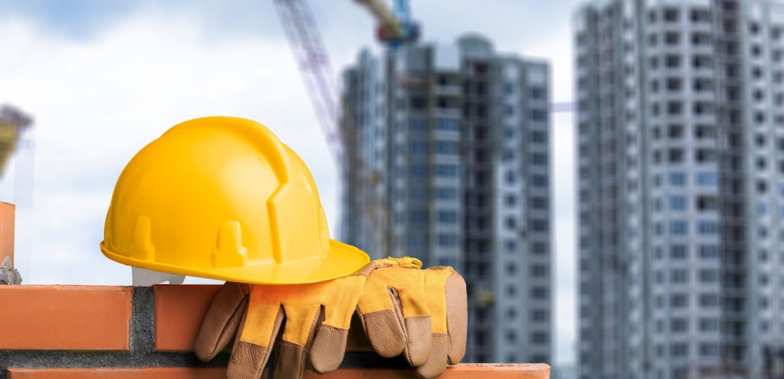 Aunque los trabajadores hispanos de la construcción tienen una tasa más alta de lesiones en el trabajo, es menos probable que se beneficien de OSHA.