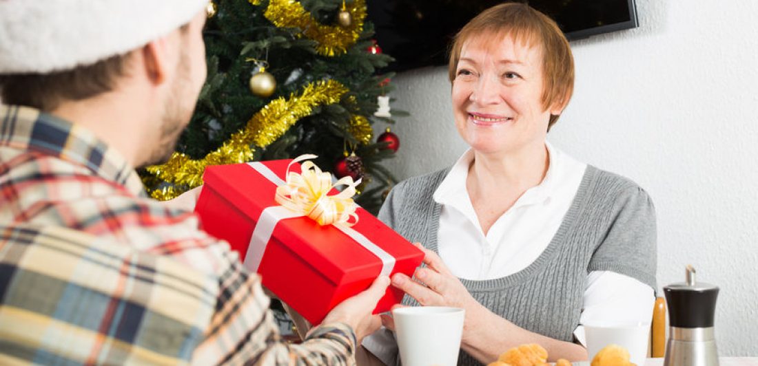 Mother and son exchanging Christmas gifts Guía de Regalos de Seguridad para Automóviles