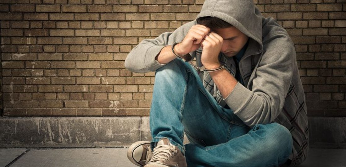 Las disparidades raciales y étnicas existen en cada etapa de procesamiento en el sistema de justicia juvenil, y empeoran a medida que el niño avanza más profundamente en el sistema.