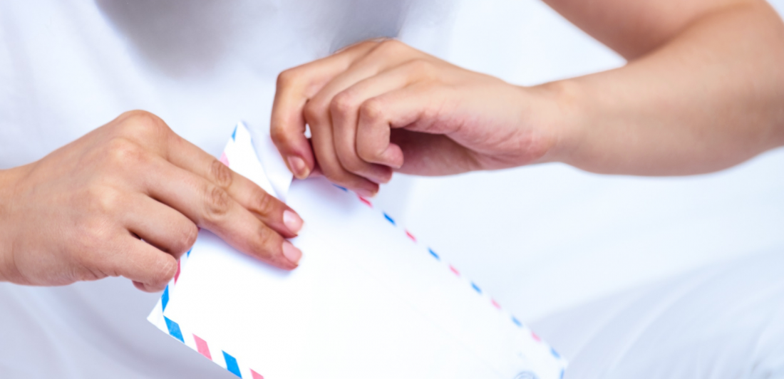 dos manos abren un sobre, blog acerca de manuntención conyugal en el condado Bell de Texas