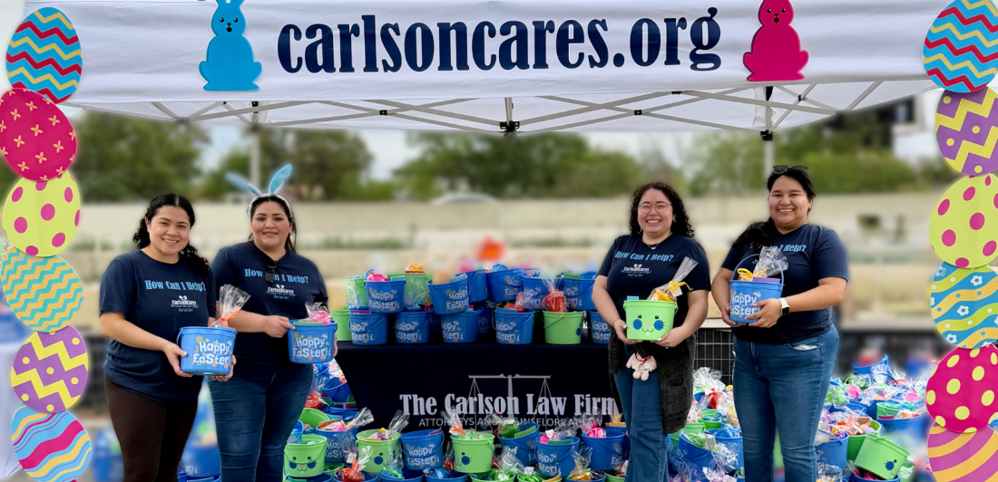 320 niños recibieron bolsas de meriendas y disfrutaron con The Carlson Law Firm en el evento de pascua en Austin, Car-Hop Easter Stop