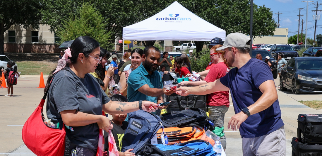 Estudiantes ecolares en San Marcos, estudiantes universitarios en San Marcos, Mochilas Gratis 2026, abogados en la comunidad, Kayla Alarcón, comunidad de San Marcos Texas