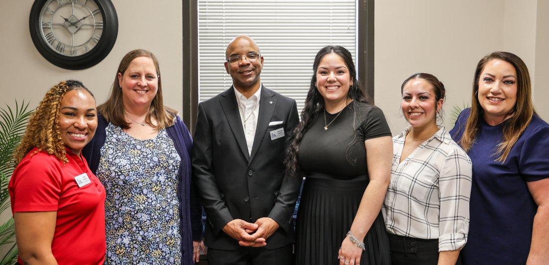 Líderes Empresarios de Baytown Disfrutan Noche de Networking