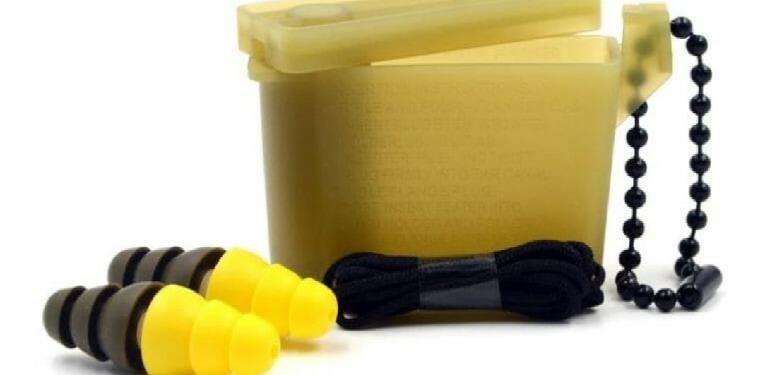 3M earplugs El primer veredicto sobre tapones para los oídos de 3M recompensó $7.1M a tres demandantes después de que los tapones defectuosos dañaron su audición.
