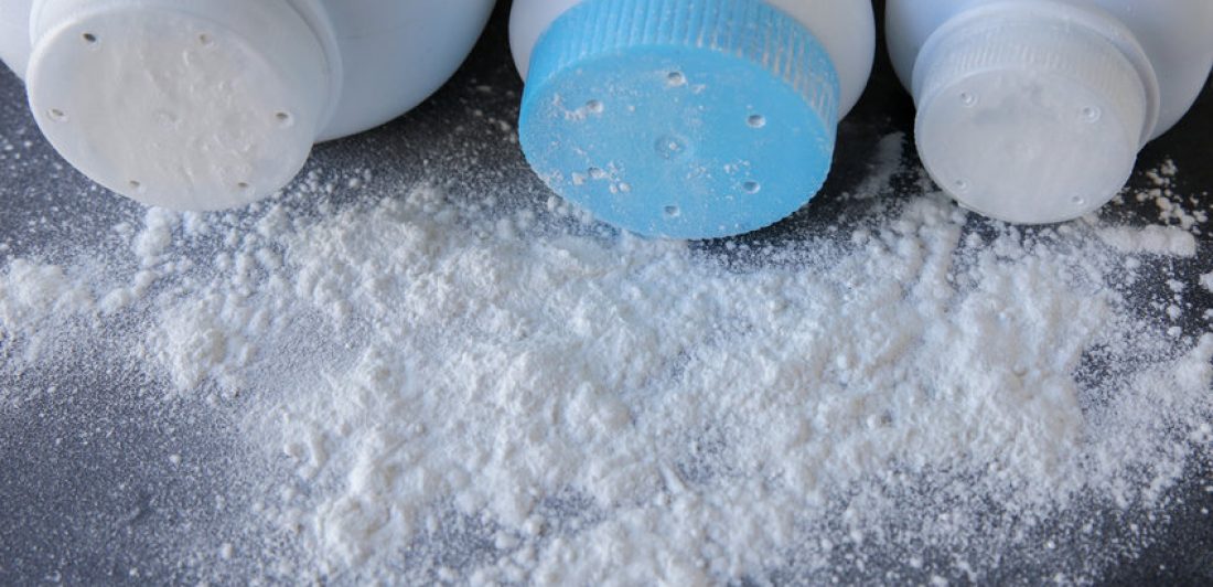 Johnson & Johnson se involucró en tácticas de mercadotecnia para su talco de polvo, convenciendo a las mujeres de que necesitaban talco para oler a limpio y mantenerse frescas.