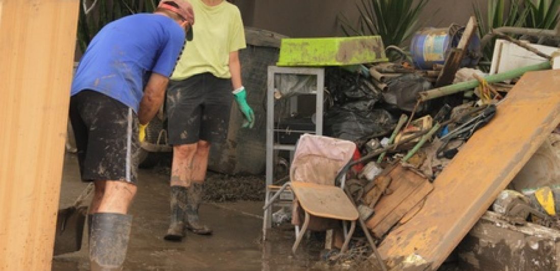 8607978 - brisbane, australia - jan 14 : flood  brisbane fairfield area community volunteers clean up january 14, 2011 in brisbane, australia