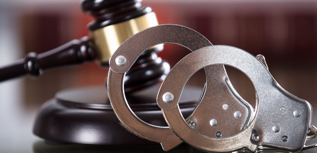 Saber que tiene una orden de arresto puede ser estresante. pero unos de nuestros abogados de defensa criminal quieren y pueden ayudar.