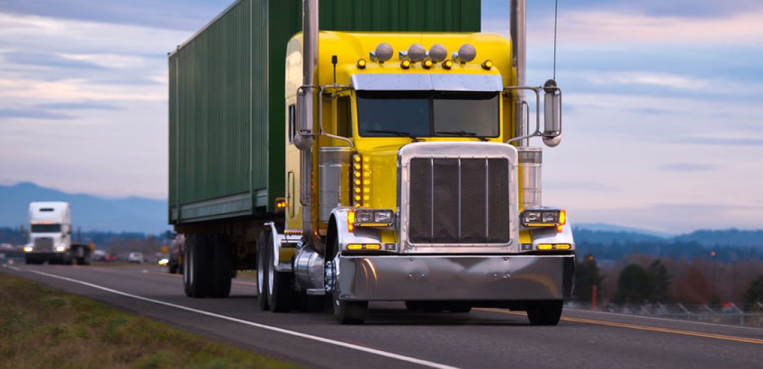 Classic American powerful yellow semi truck with chrome tailpipe camiones autónomos