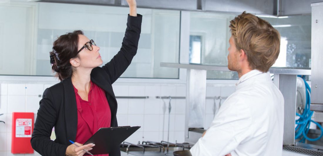 85490762 – woman undergoing inspection in restaurant kitchen with chef calificaciones de restaurante