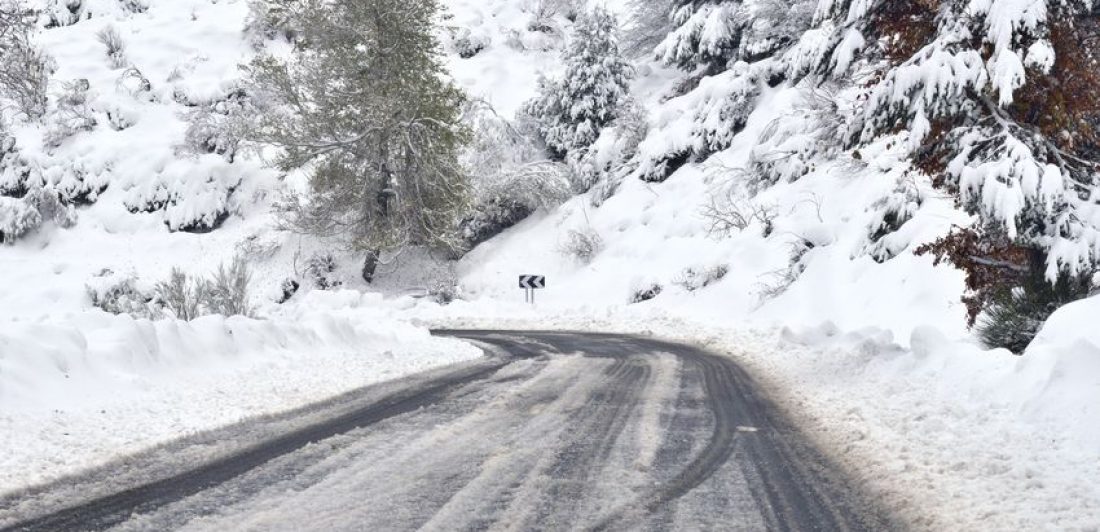 Icy road conducir en carreteras heladas