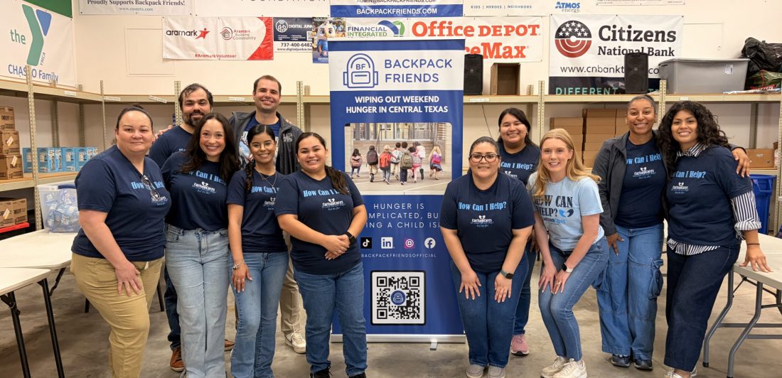 Equipo de The Carlson Law Firm en Round Rock celebra el Día del Superhéroe haciendo voluntariado con Backpack Friends para apoyar a los estudiantes y familias locales