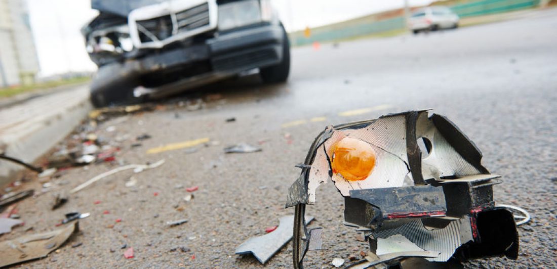 Car crash accident on street muertes relacionadas con la velocidad