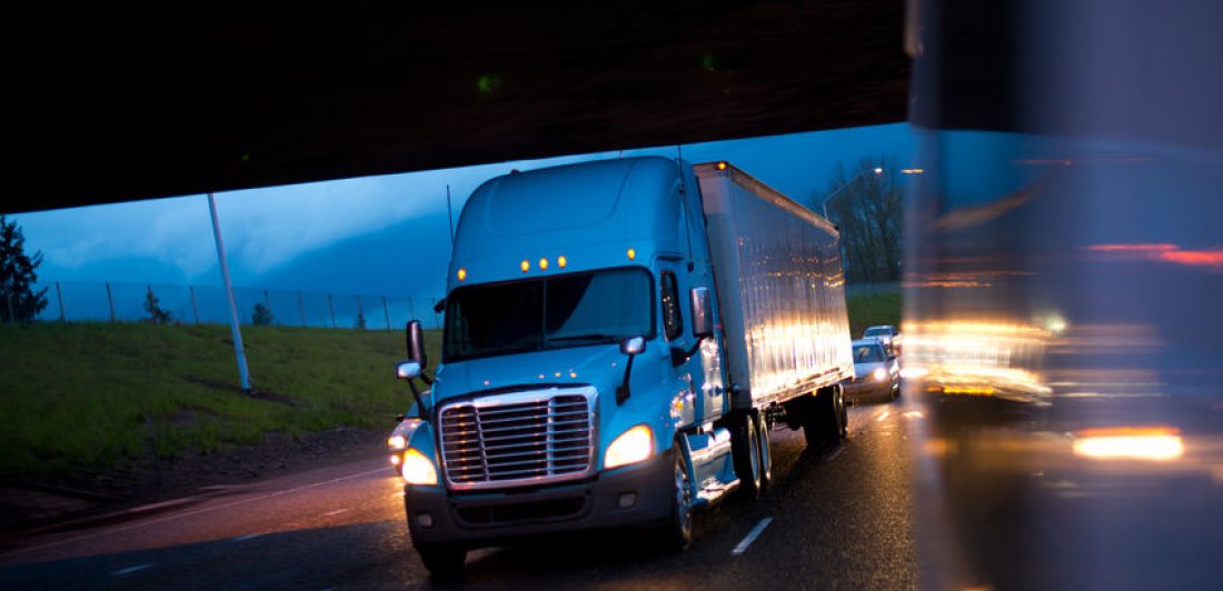 Bright semi truck in raining night lights on highway puntaje CSA